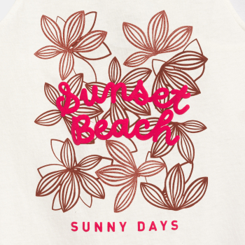 قميص داخلي أبيض عليه مطبوع...